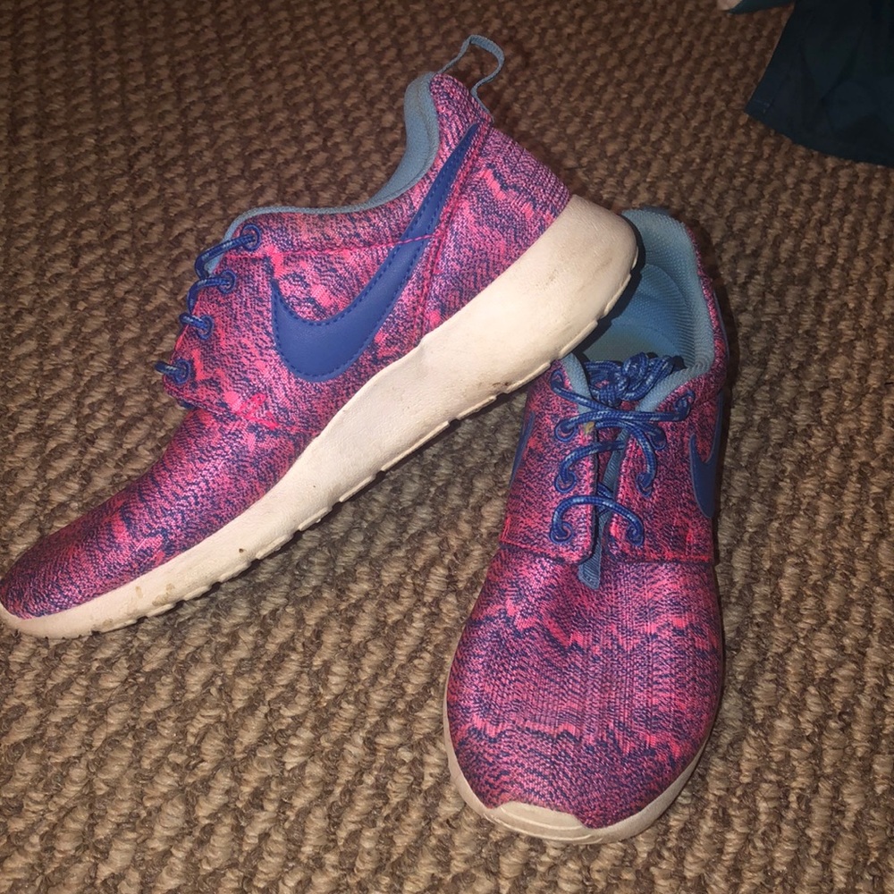 Roshe running shoes